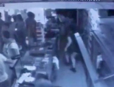 Βαρκελώνη: Κάμερα ασφαλείας καταστήματος καταγράφει τον πανικό την ώρα που τον λευκό βαν «σπέρνει» το χάος (βίντεο)